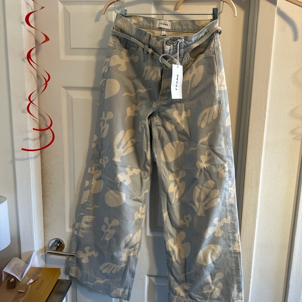 NWT - FRAME FLORAL JEANS - SIZE 28